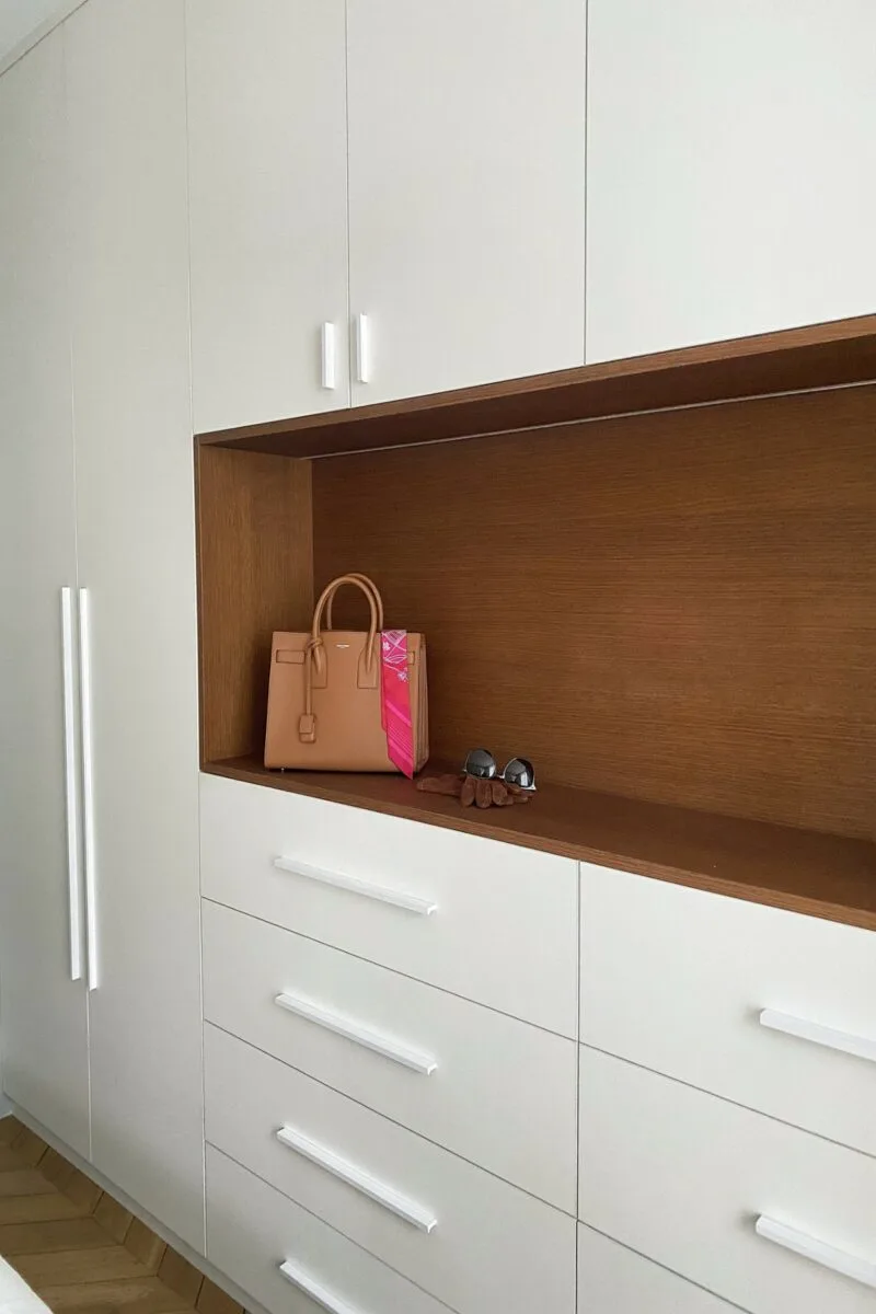 Aménagement penderie niche avec leds scénographie intérieure by Nathalie Simonneau 75009