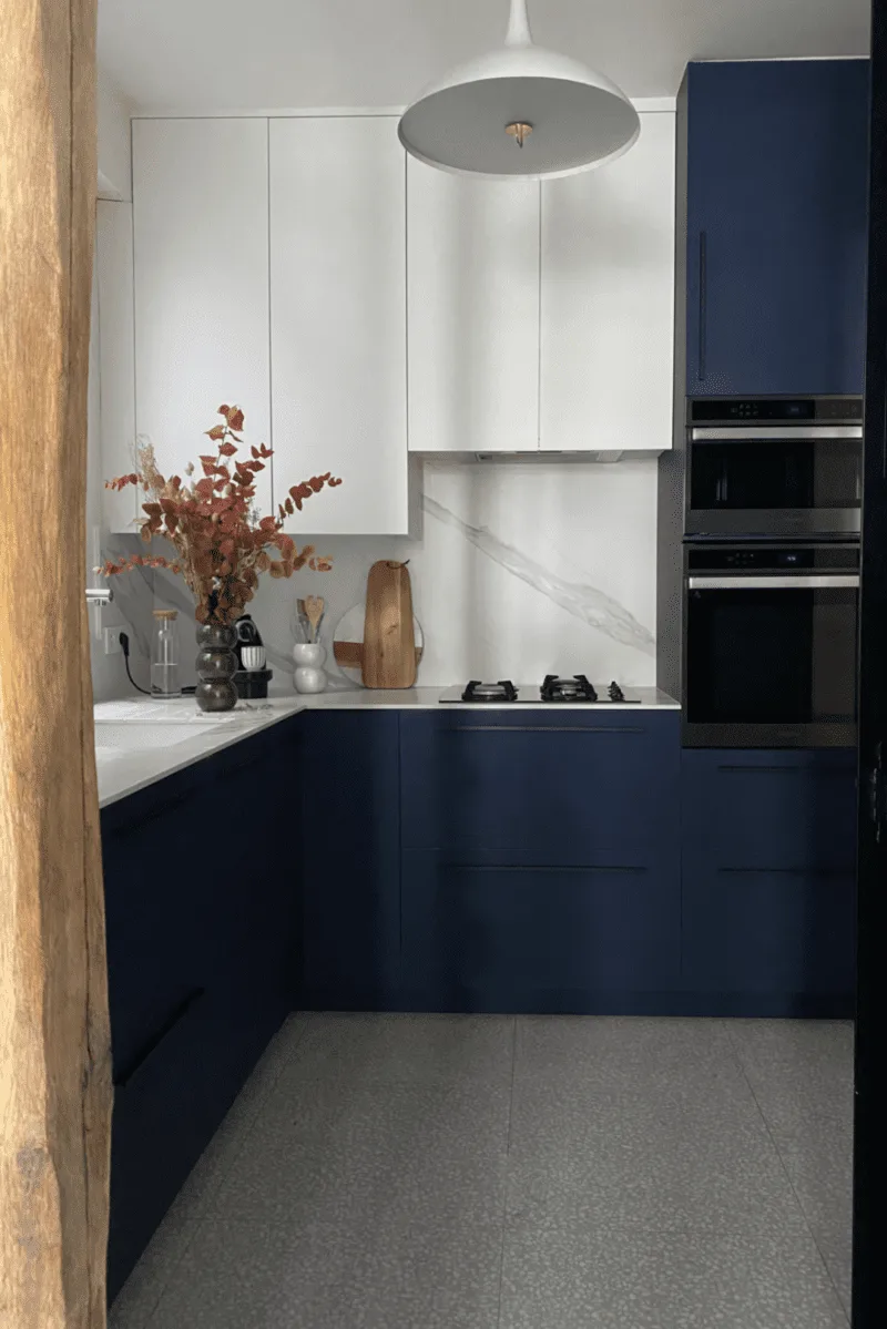 Cuisine sur-mesure revêtement bleu et blanc, plan de travail en Dekton suspension rénovation Scénographie intérieure by Nathalie Simonneau