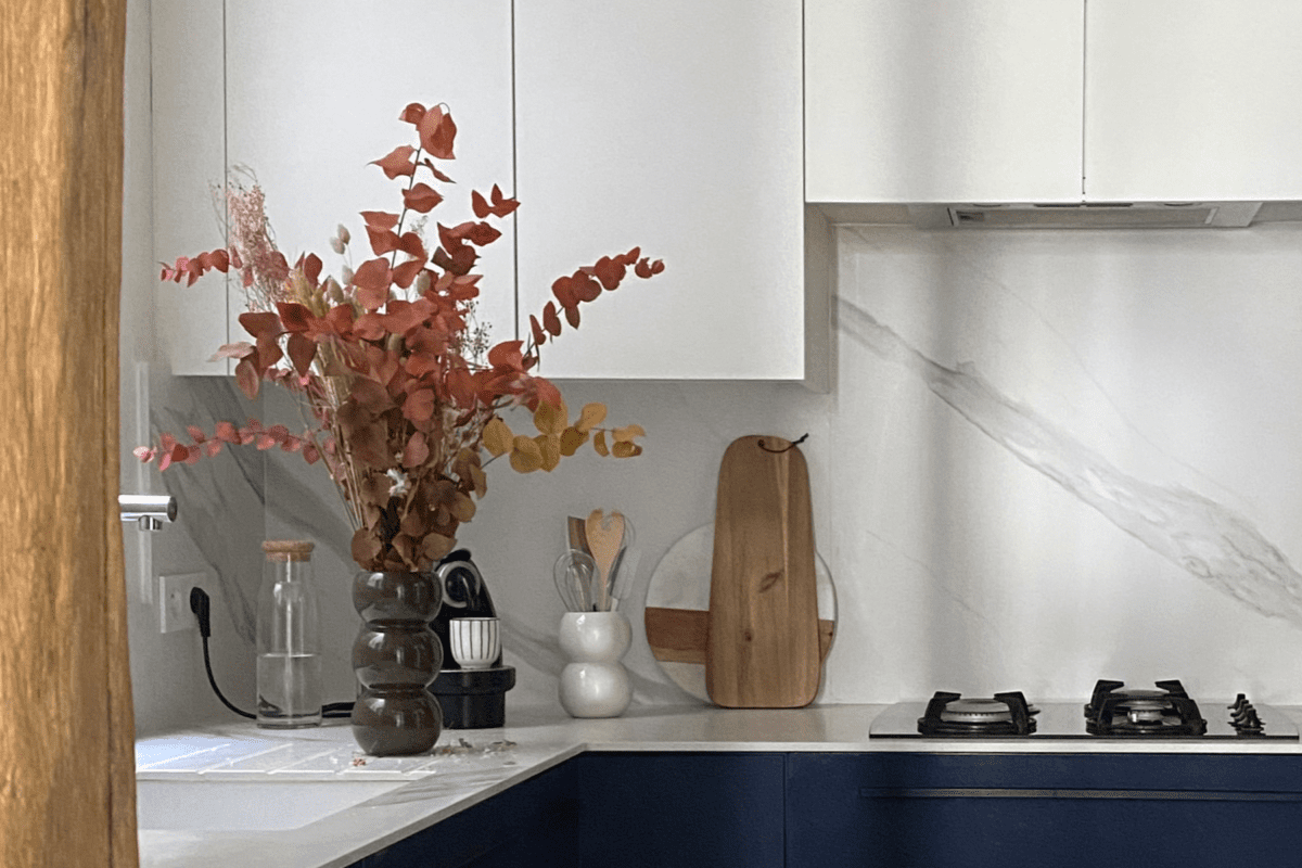 Meuble sur-mesure plan de travail Dekton décoration intérieure Scénographie-intérieure by Nathalie Simonneau Paris 75009