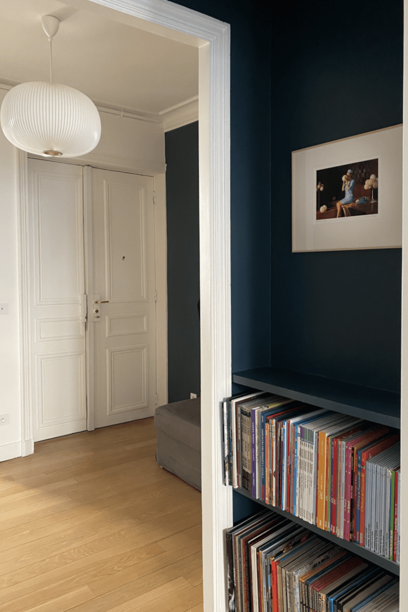 Entrée avec peinture Farrow&Ball suspension Lamella Scénographie intérieure by Nathalie Simonneau Paris 75009