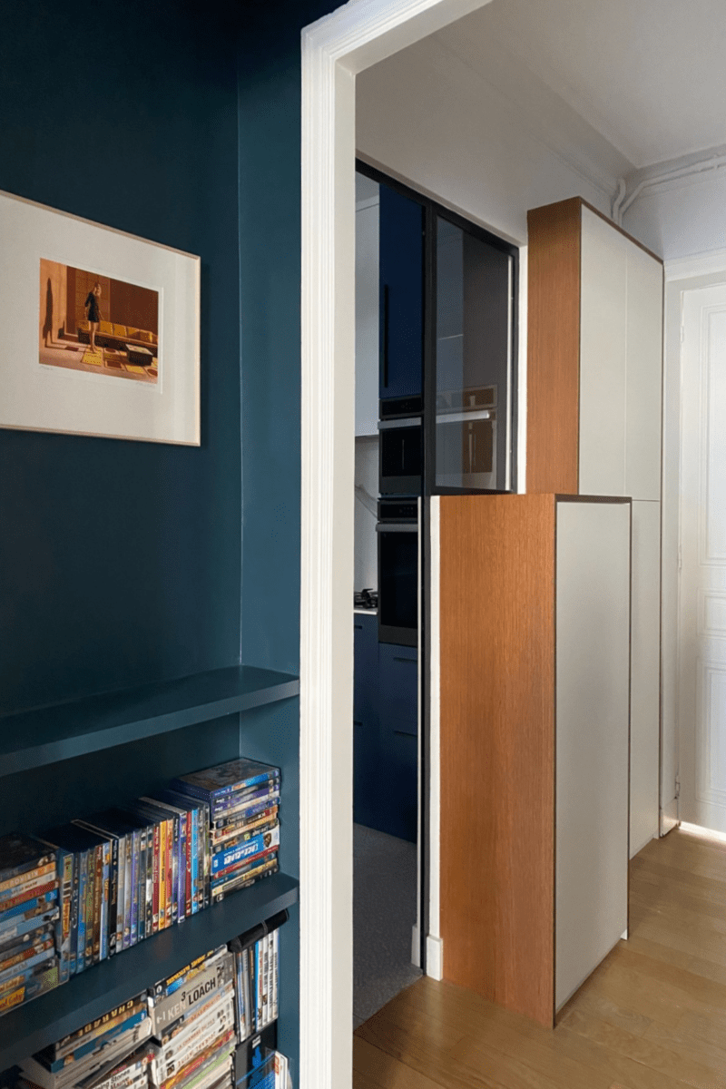 Meuble pour rangement des chaussures porte verrière vers la cuisine et niche colorée décoration intérieure Scénographie intérieure by Nathalie Simonneau Paris 75009