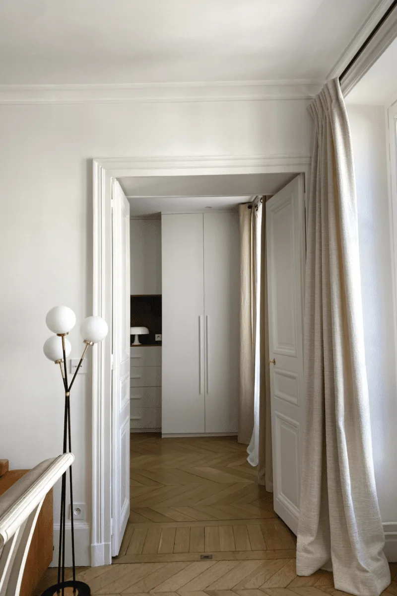 Meuble penderie avec niche réalisé sur-mesure conception Nathalie Simonneau pour Scénographie intérieure Paris 75009