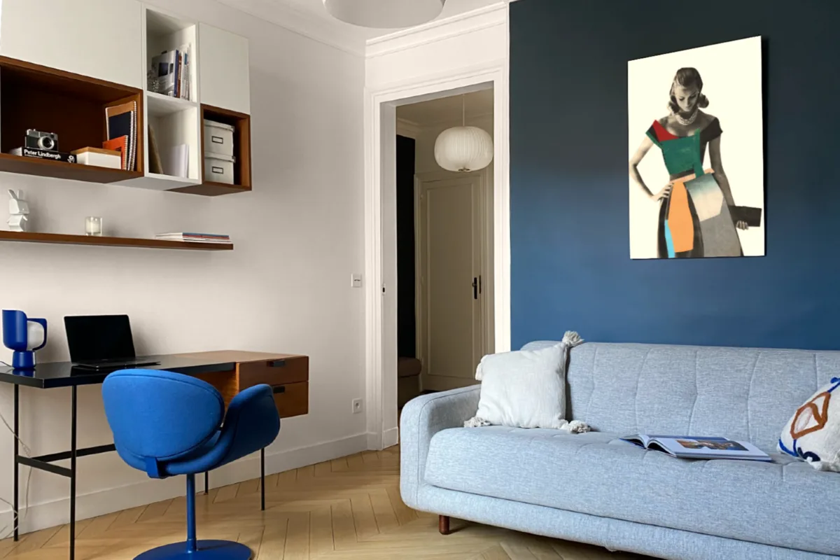 Bureau CM141 et fauteuil little tulip Pierre Paulin, photo Yellow Korner luminaire Lamella aménagement bureau sur-mesure Scénographie intérieure by Nathalie Simonneau Paris 75009