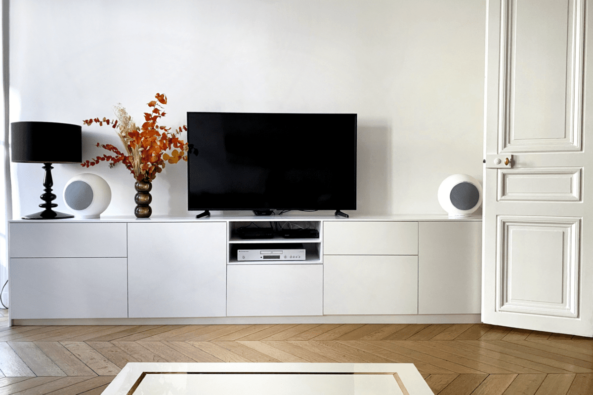 Meuble TV sur-mesure avec encadrement en corian conception Scénographie Intérieur by Nathalie Simonneau Paris 75009