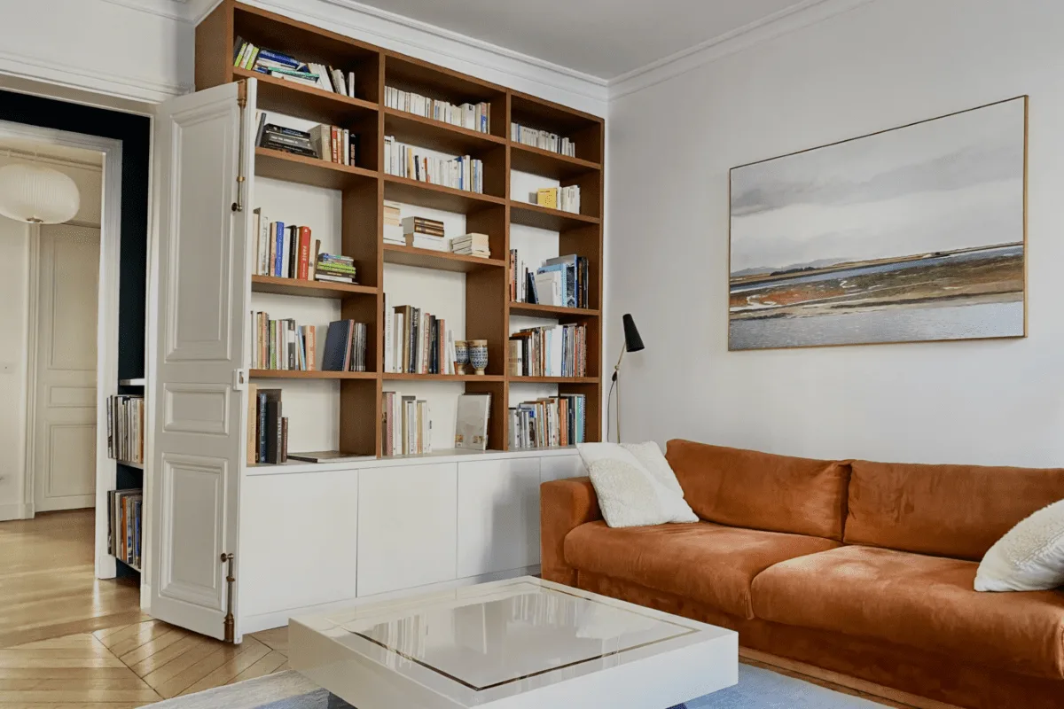 Bibliothèque réalisée sur mesure canapé bolia en velours Vintage des années 1970 PAMONO Scénographie intérieure by Nathalie Simonneau Paris 75009