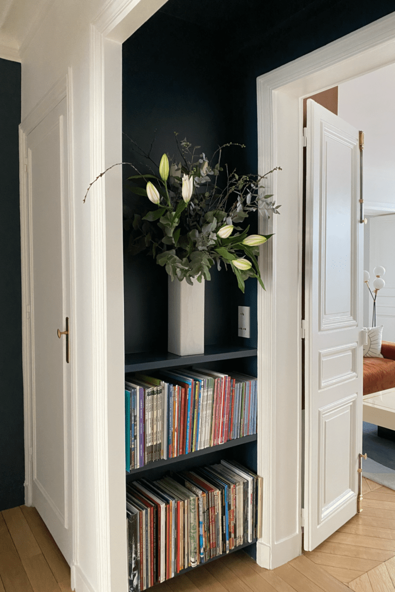 Niche entrée avec peinture Farrow&Ball Scénographie intérieure by Nathalie Simonneau Paris 75009