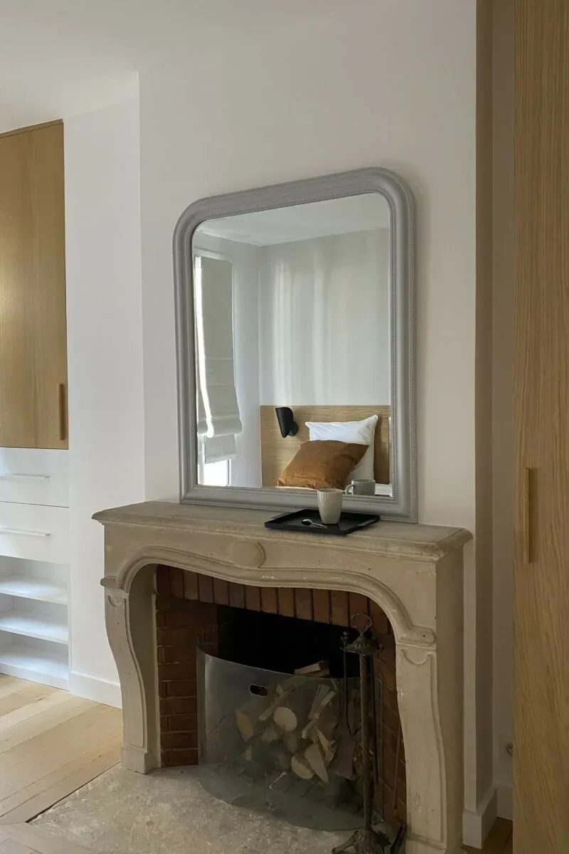 chambre rénovée pour appartement en location meublée paris rénovation nathalie simonneau pour scenographie intérireure paris 9