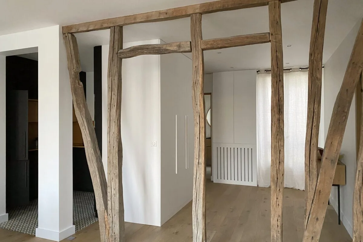 Entée dégagement couloir avec pans en bois ou poutre en bois parquet de campagne massif cache radiateur scenographie interieure Paris 75009 nathalie simonneau