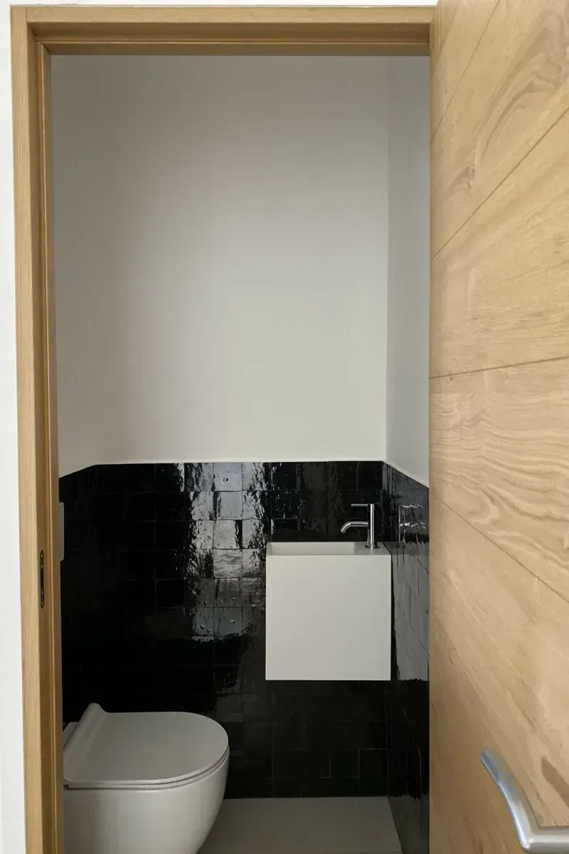 zelliges noir et carrelage effet béton ciré dans les wc le bon mix pour le projet cité malesherbes à paris 9ème par scenographie intérieure by nahalie simonneau